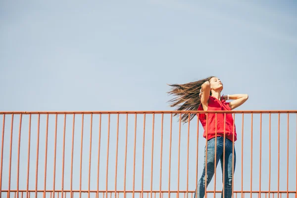 Девушка чувствует ветер в волосах — стоковое фото