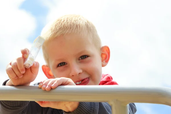 Bambino a bambino sorridente felice all'aperto. — Foto Stock