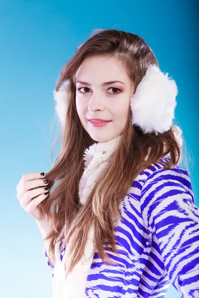 Chica usando esponjoso orejeras blancas —  Fotos de Stock