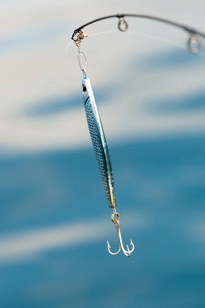 Pesca de agua salada - caña con wobbler y agua de mar azul — Foto de Stock