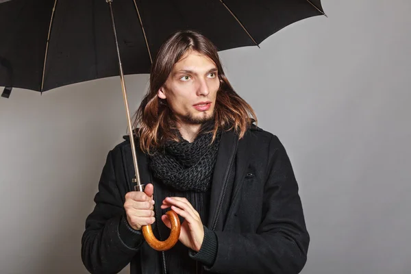 Stilig mode man porträtt klädd i svart rock. — Stockfoto