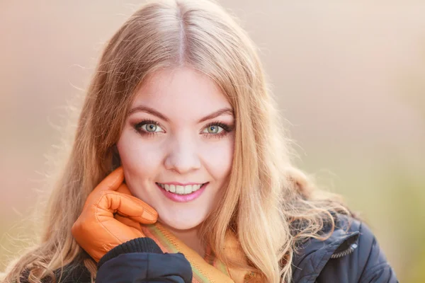 Retrato de mujer bonita sonriente con chaqueta . — Foto de Stock