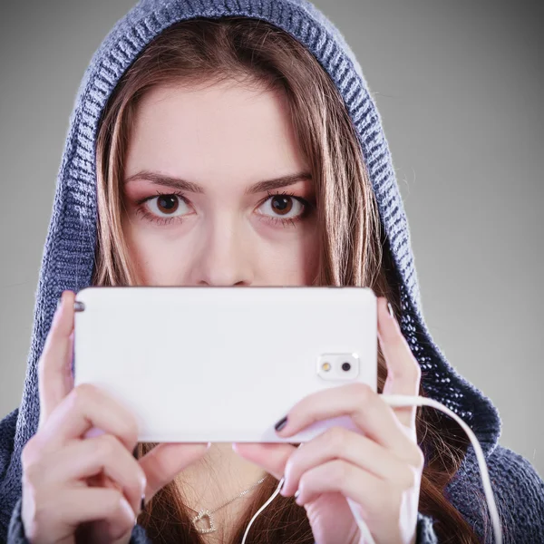 Mujer con smartphone escuchando música — Foto de Stock