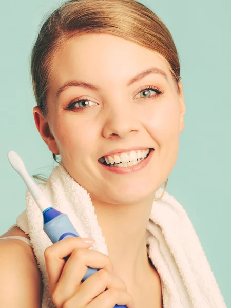 Menina jovem escovação cavidade oral . — Fotografia de Stock