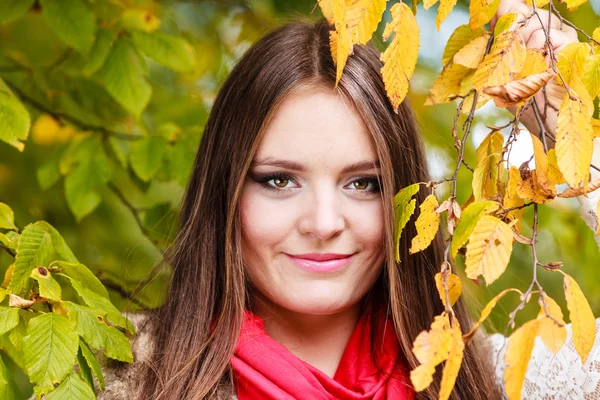 Femme relaxante dans le parc automnal — Photo