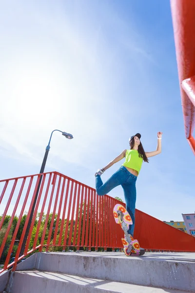 Teen girl  riding skateboard — Stock Photo, Image