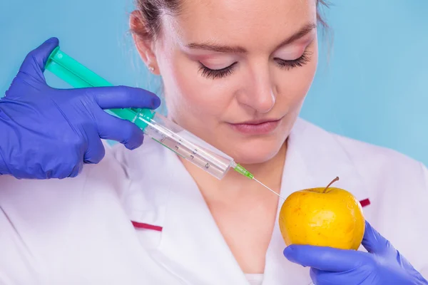 Científico médico inyectando manzana — Foto de Stock