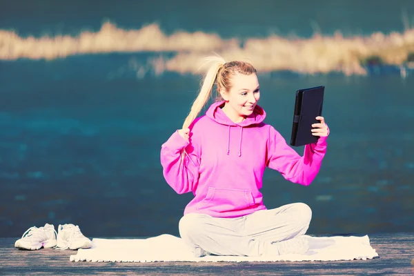 Meisje werken buiten in park. — Stockfoto