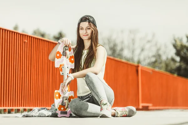 Meisje schaatser met skateboard — Stockfoto