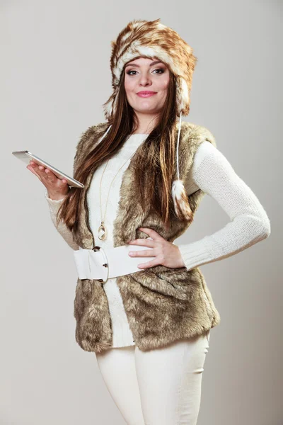 Woman holding tablet computer — Stock Photo, Image