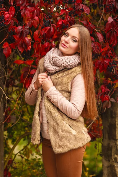 Girl relaxing  in autumnal park — Stock Photo, Image