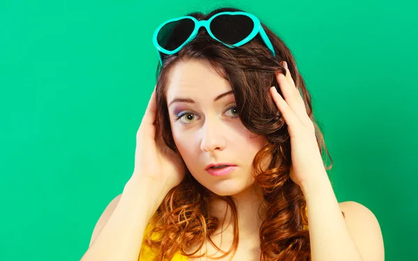 Dívka v zelených slunečních brýlích portrét — Stock fotografie
