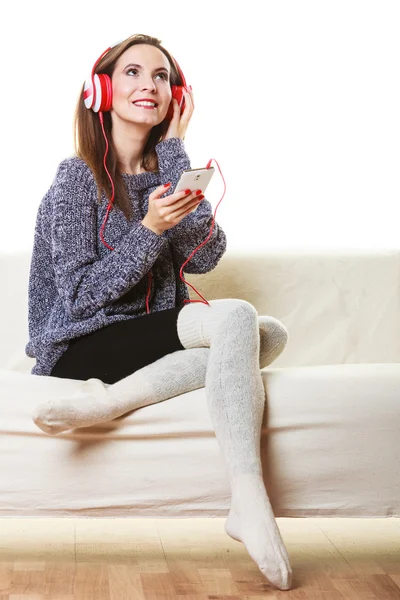 Frau mit Kopfhörer hört Musik — Stockfoto