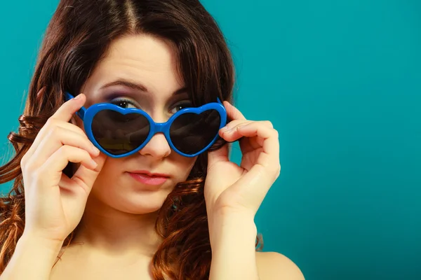 Meisje in blauwe zonnebril portret — Stockfoto