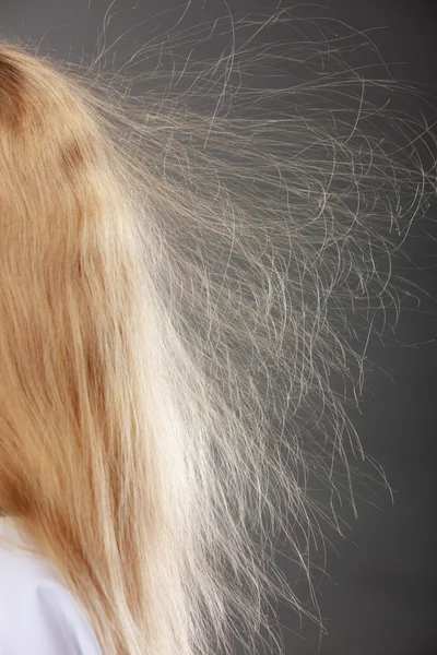 Close-up de mulher com cabelo loiro estático . — Fotografia de Stock