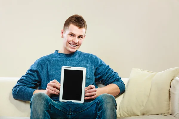 Jovem com tablet mostrando espaço de cópia — Fotografia de Stock