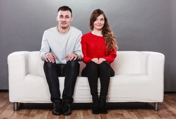 Schüchtern sitzen Frau und Mann auf dem Sofa. Erstes Date. — Stockfoto