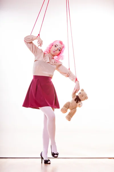 Mujer chica estilizado como marioneta títere en cuerda — Foto de Stock