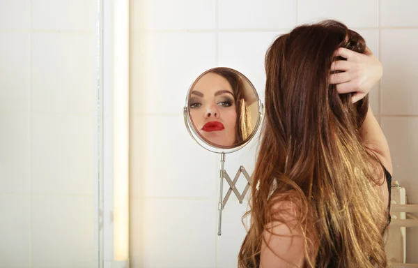 Flickan tittar in i en spegel — Stockfoto