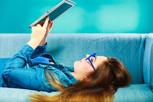 Frau in Brille mit Tablet entspannt — Stockfoto