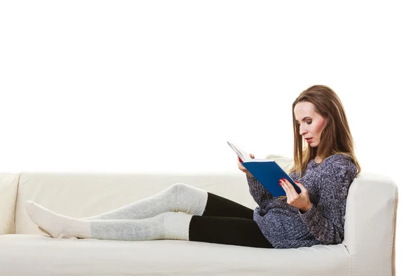 Donna che legge libro a casa — Foto Stock