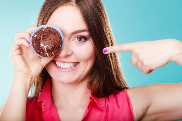 Vrouw bedrijf taart — Stockfoto