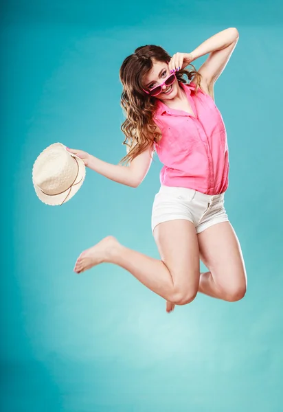 女の子楽しんでジャンプ — ストック写真