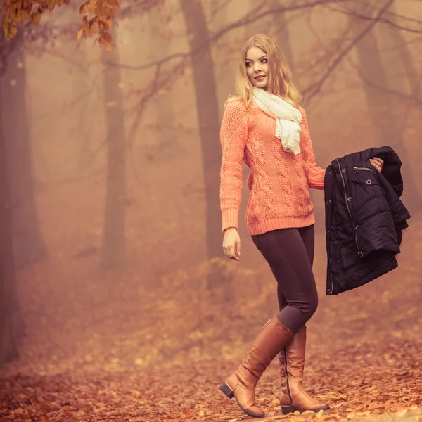 Mode-Blondine mit Jacke im Herbstpark. — Stockfoto