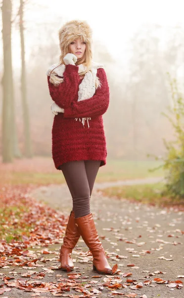 Jolie femme de mode en fourrure chapeau d'hiver . — Photo