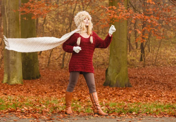 Mode vrouw in winderige val herfst park forest. — Stockfoto