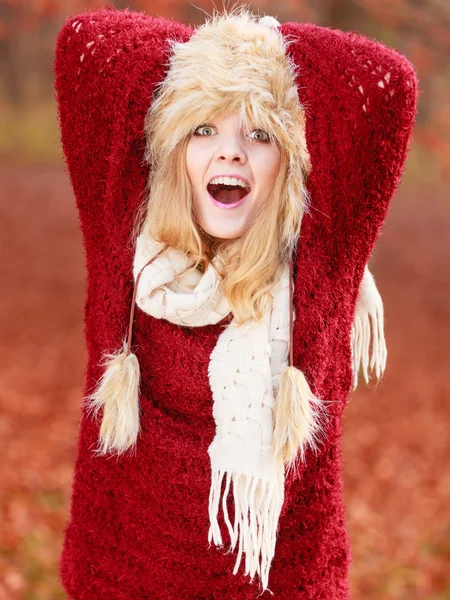 Portrait de jolie femme souriante en fourrure chapeau d'hiver — Photo