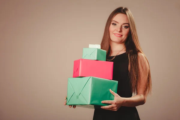 Frau in Schwarz mit Geschenken — Stockfoto