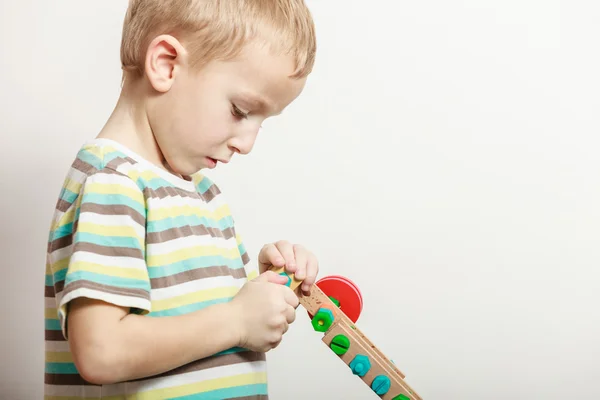 Seitenansicht kleiner Junge spielt mit Spielzeug. — Stockfoto