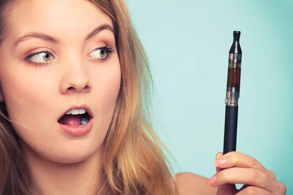 Girl with electronic cigarette. — Stock Photo, Image