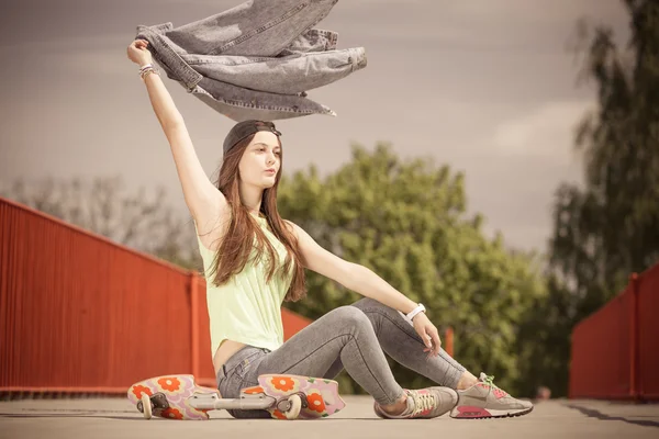 Tiener meisje skater paardrijden skateboard op straat. — Stockfoto