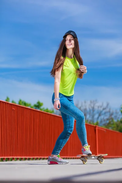 Tonåring flicka åkare ridning skateboard på gatan. — Stockfoto