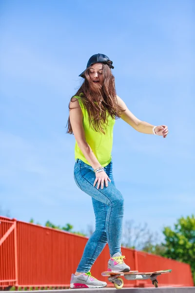 Adolescente menina skatista equitação skate na rua. — Fotografia de Stock