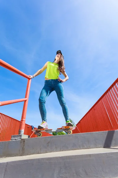 Chica adolescente skater montar monopatín en la calle. — Foto de Stock