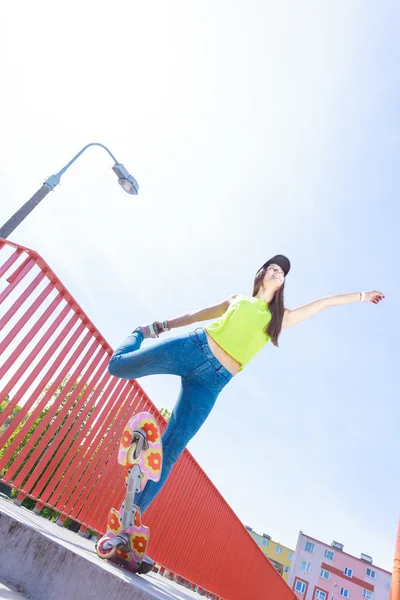Tiener meisje skater paardrijden skateboard op straat. — Stockfoto