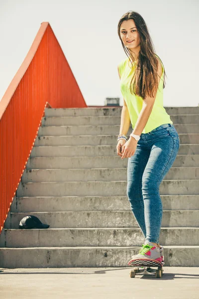 Flicka på trappan med skateboard. — Stockfoto