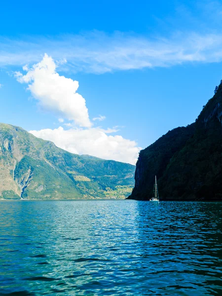 Turismo y viajes. Montañas y fiordo en Noruega . — Foto de Stock