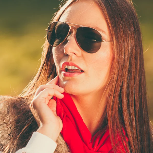 Portrait girl relaxing walking in autumnal park. — Stock Photo, Image