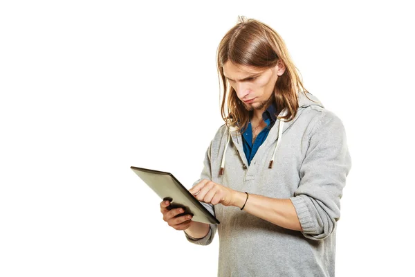 Modemann mit PC-Tablet im Internet surfen. — Stockfoto