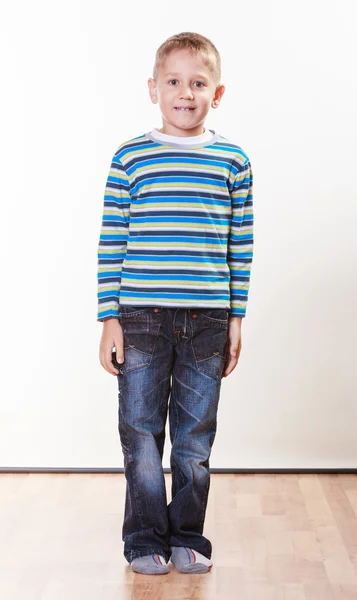 Kleine jongen veel plezier alleen thuis. — Stockfoto