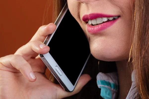 Souriant jeune femme utiliser téléphone . — Photo