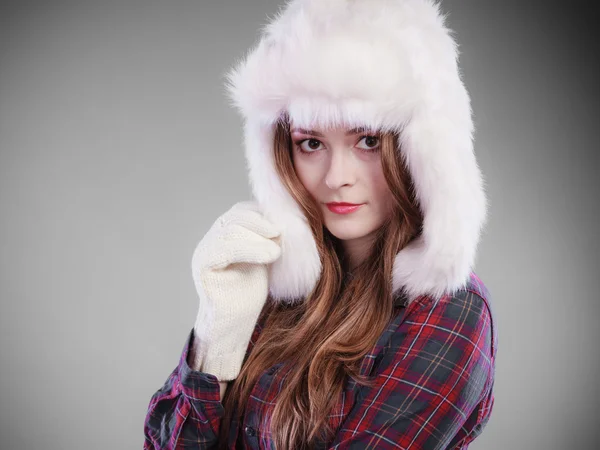 Jeune femme en bonnet de fourrure d'hiver — Photo