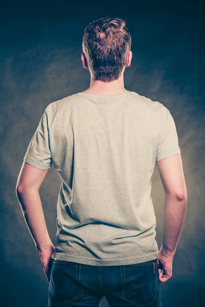 Voltar vista cara homem na camisa em branco com espaço de cópia . — Fotografia de Stock