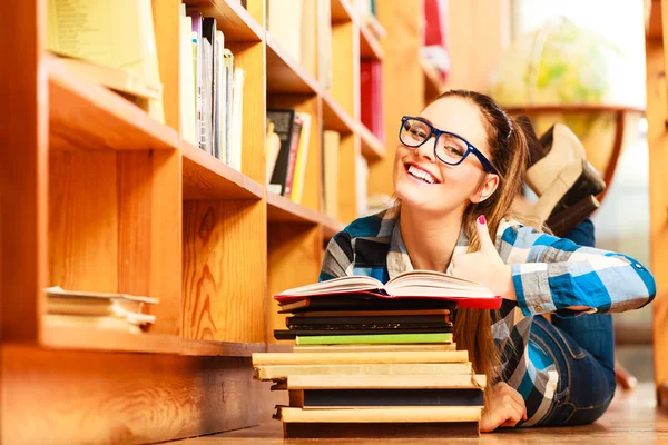 Mulher estudante na biblioteca da faculdade — Fotografia de Stock