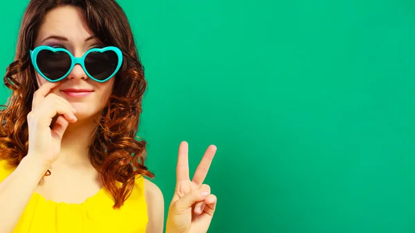Портрет дівчини в зелених сонцезахисних окулярах — стокове фото