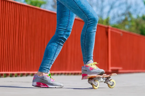 Menselijke benen schaatser met skateboard op de straat. — Stockfoto